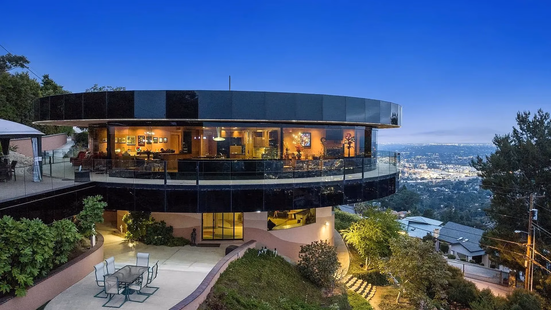 The 'Famous Rotating Home' in La Mesa - Image from zillow