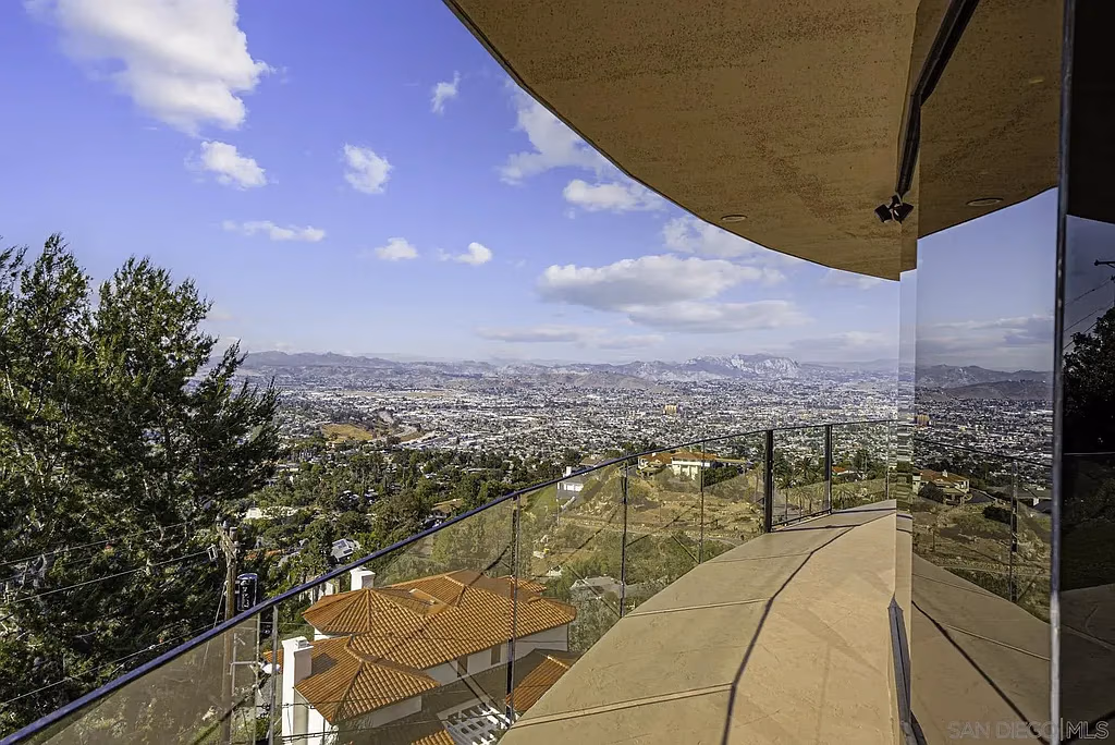 The 'Famous Rotating Home' in La Mesa - Image from zillow